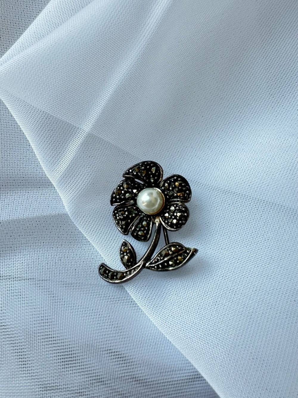 Pearl-Center with marcasites Floral Brooch in Black and Gold